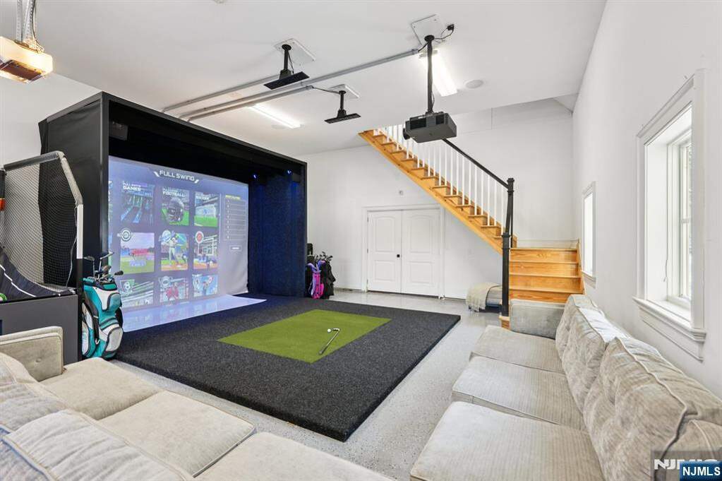 6 Bedroom Single Family Home/House's Image 36