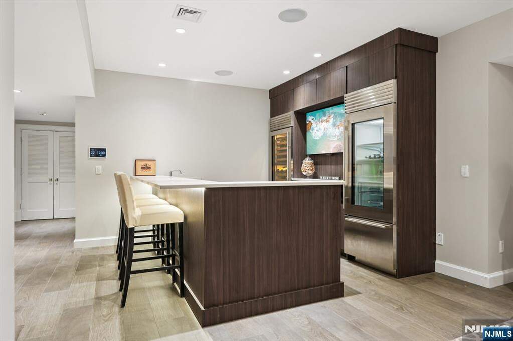6 Bedroom Single Family Home/House's Image 37