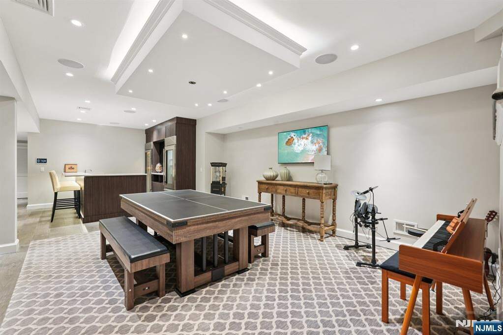 6 Bedroom Single Family Home/House's Image 38