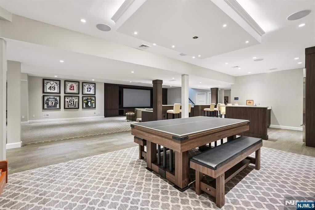 6 Bedroom Single Family Home/House's Image 39