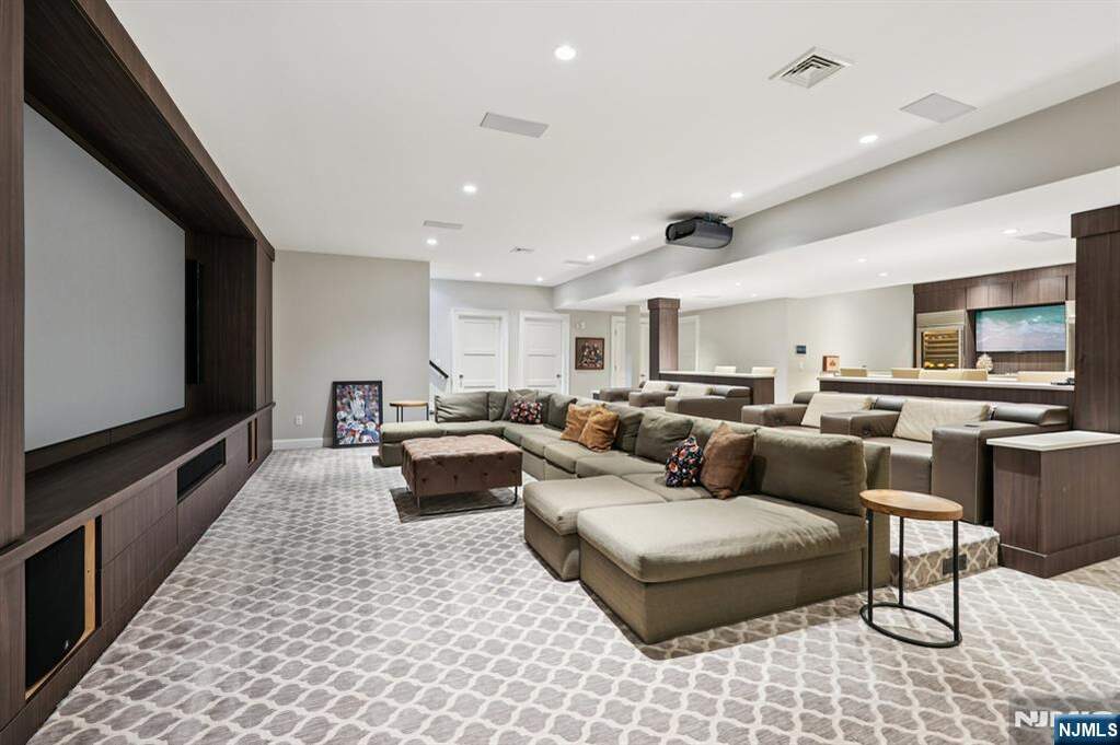 6 Bedroom Single Family Home/House's Image 40