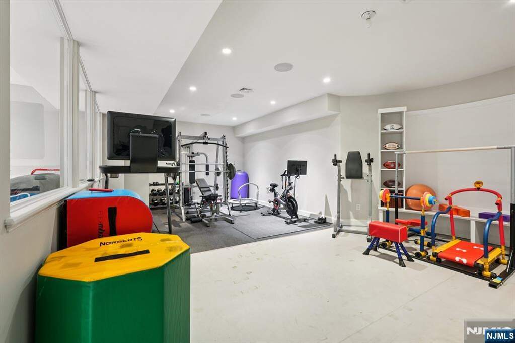 6 Bedroom Single Family Home/House's Image 41
