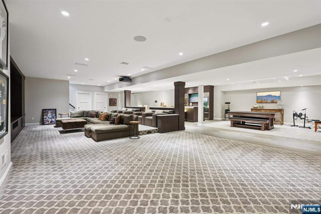 6 Bedroom Single Family Home/House's Image 42