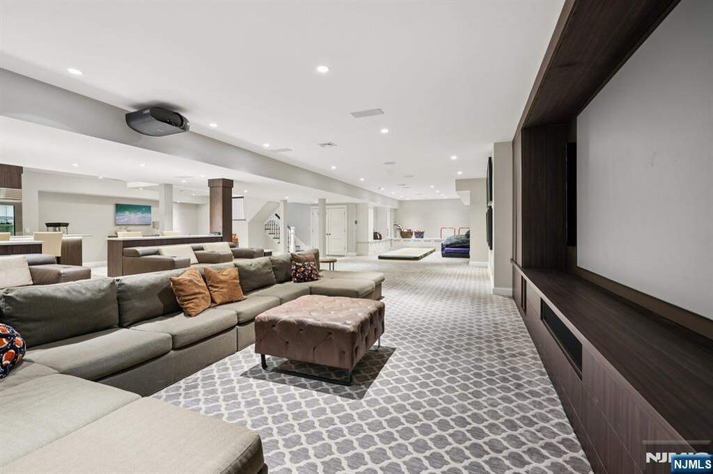 6 Bedroom Single Family Home/House's Image 43