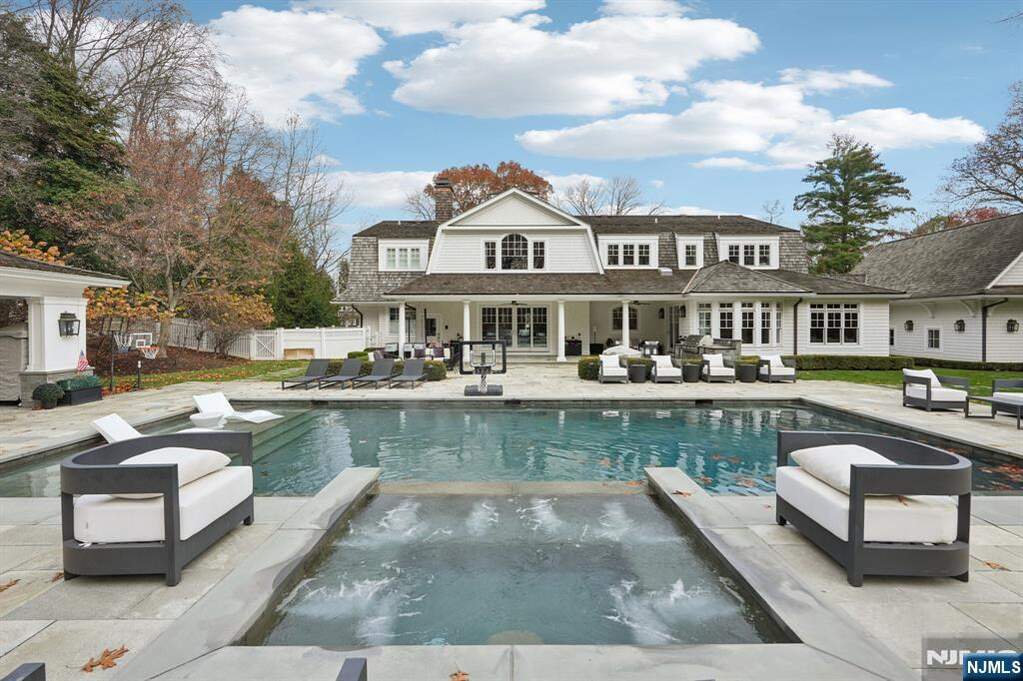 6 Bedroom Single Family Home/House's Image 44