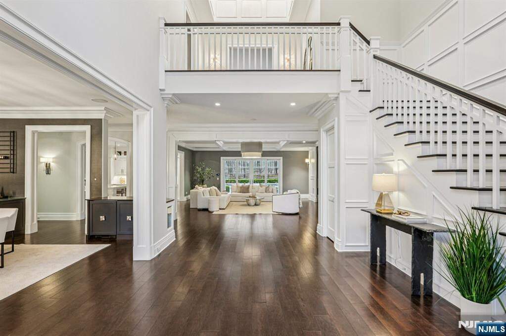 6 Bedroom Single Family Home/House's Image 3