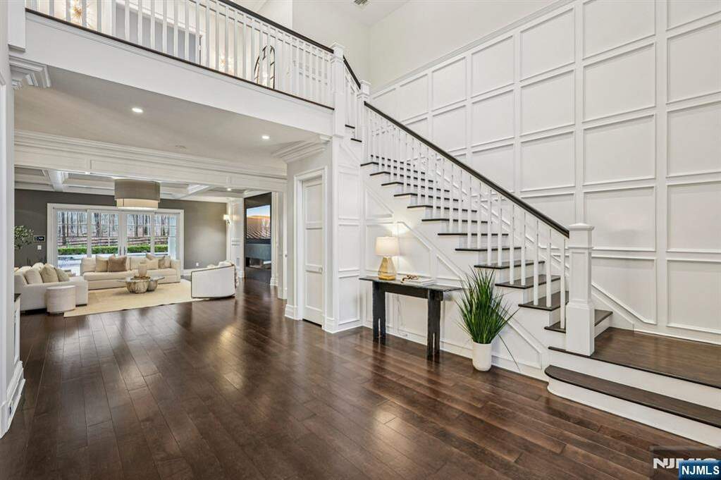 6 Bedroom Single Family Home/House's Image 4