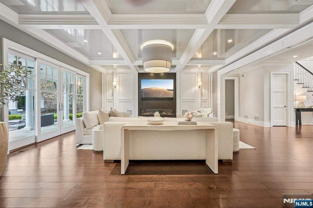 6 Bedroom Single Family Home/House's Image 5