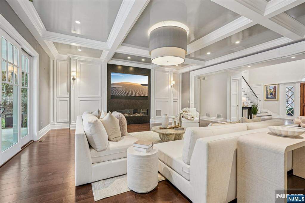 6 Bedroom Single Family Home/House's Image 6