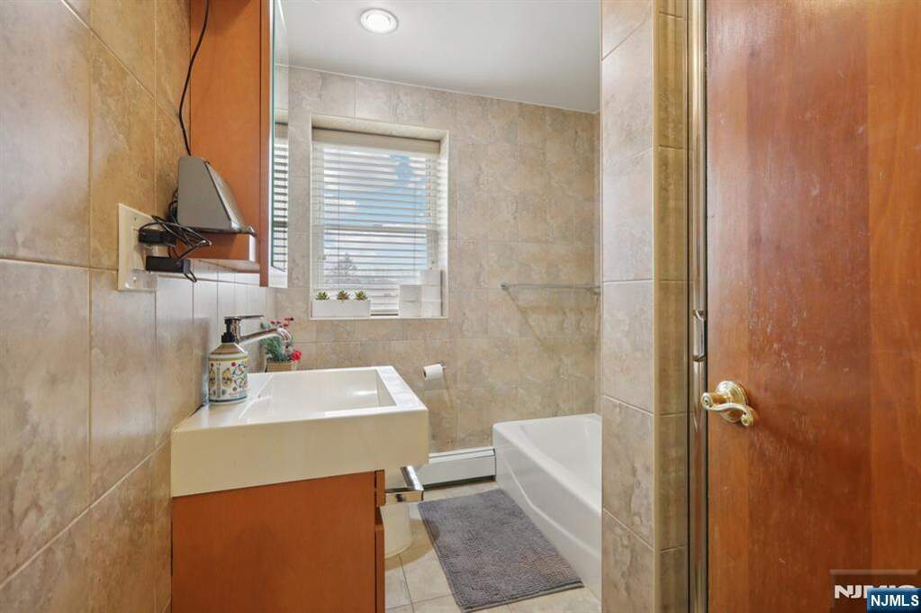 6 Bedroom Multi Unit's Image 9