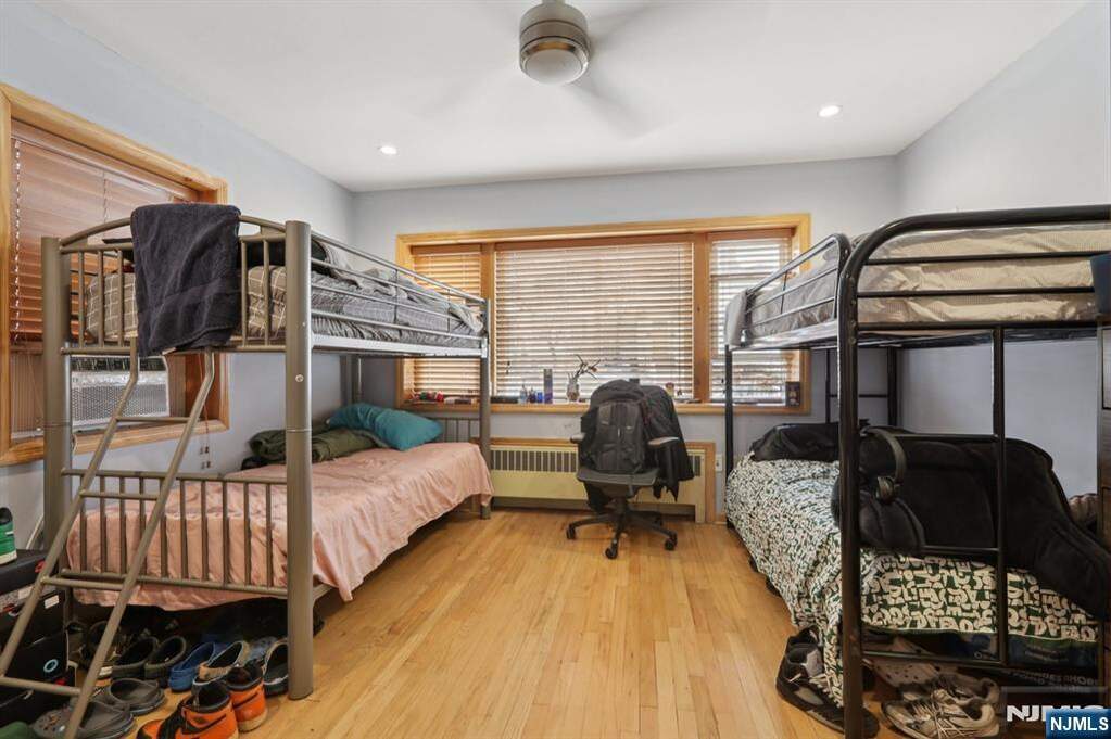 6 Bedroom Multi Unit's Image 11