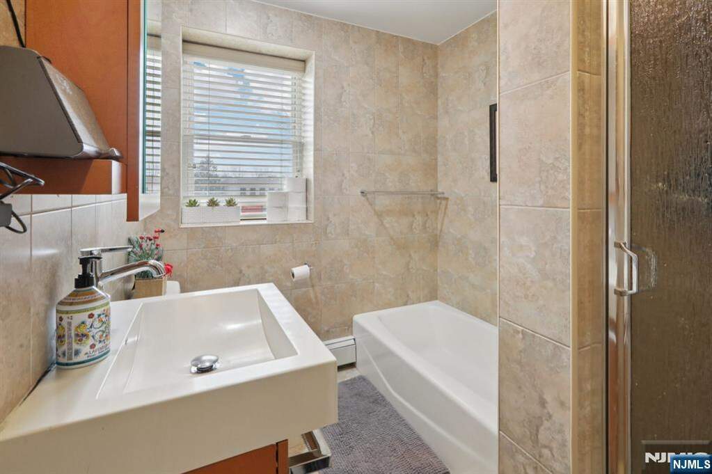 6 Bedroom Multi Unit's Image 17