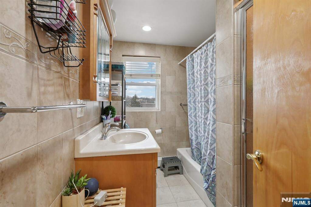 6 Bedroom Multi Unit's Image 18