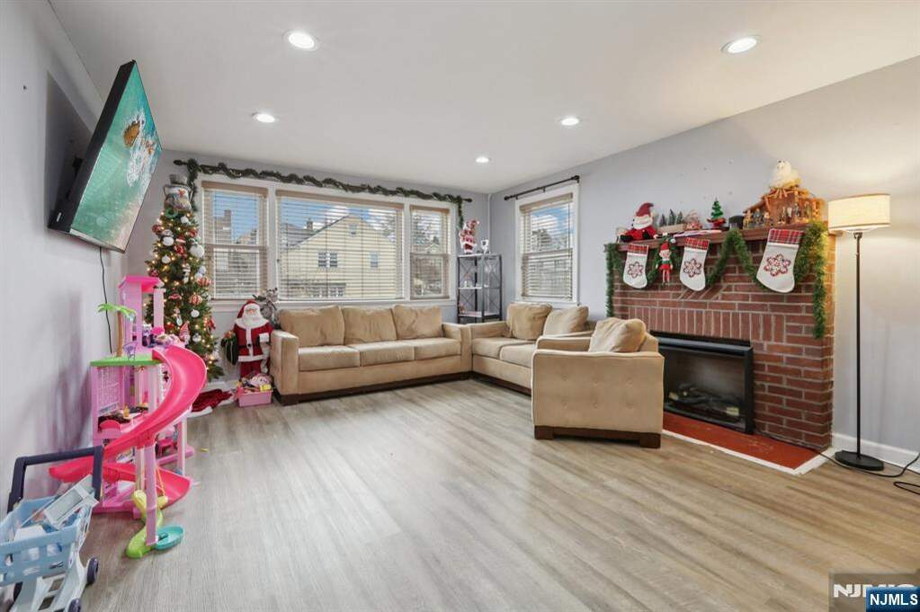 6 Bedroom Multi Unit's Image 22
