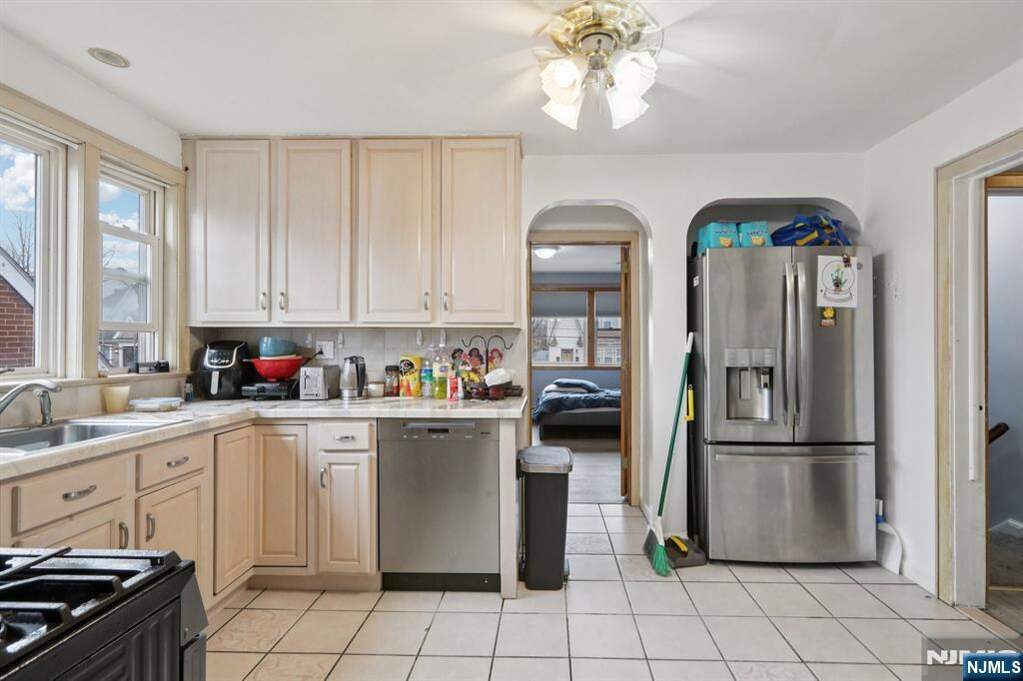6 Bedroom Multi Unit's Image 23