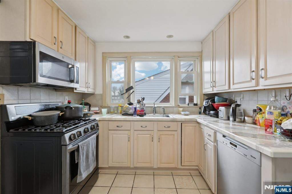 6 Bedroom Multi Unit's Image 25