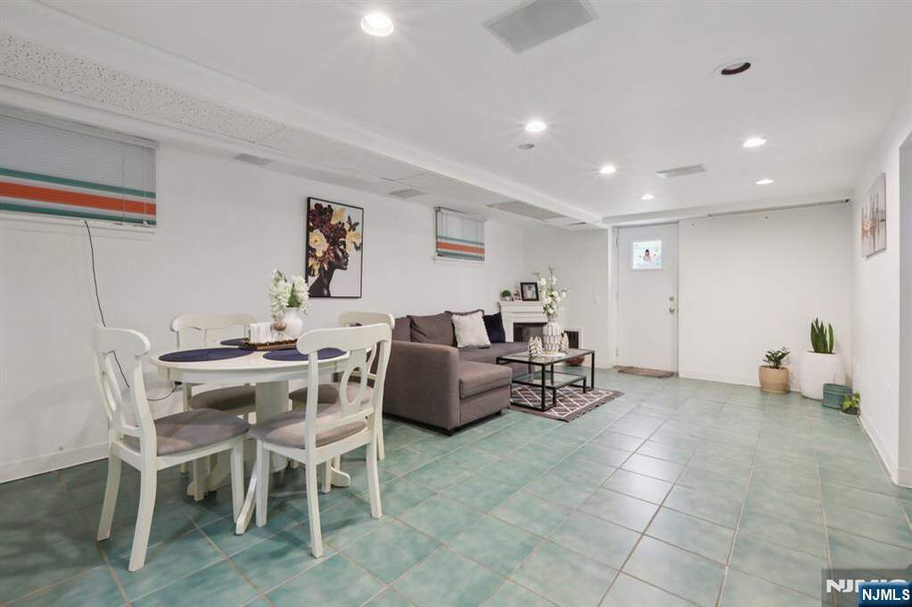 6 Bedroom Multi Unit's Image 28