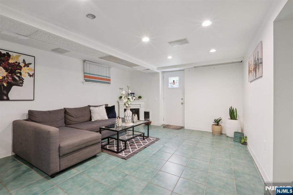 6 Bedroom Multi Unit's Image 30