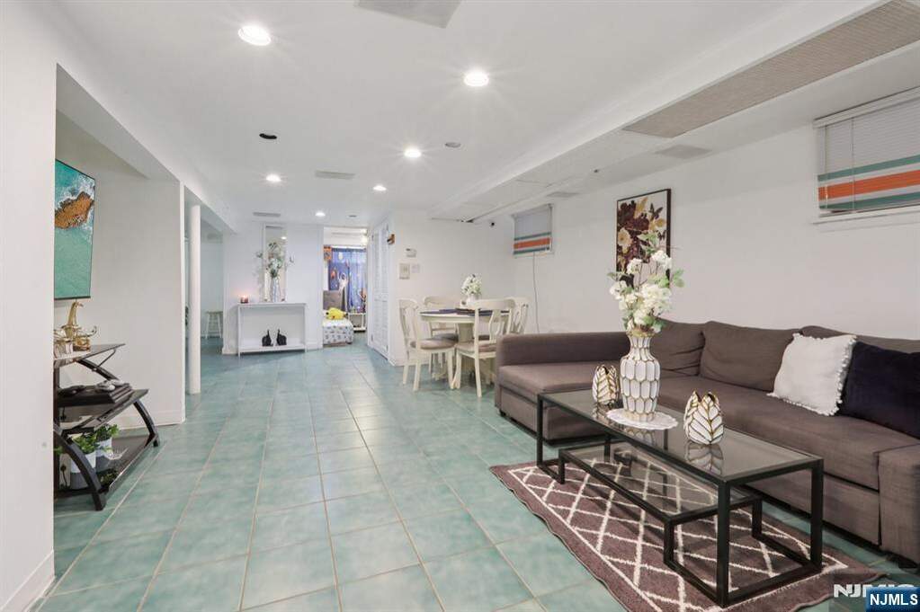 6 Bedroom Multi Unit's Image 31