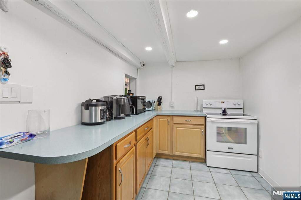 6 Bedroom Multi Unit's Image 37