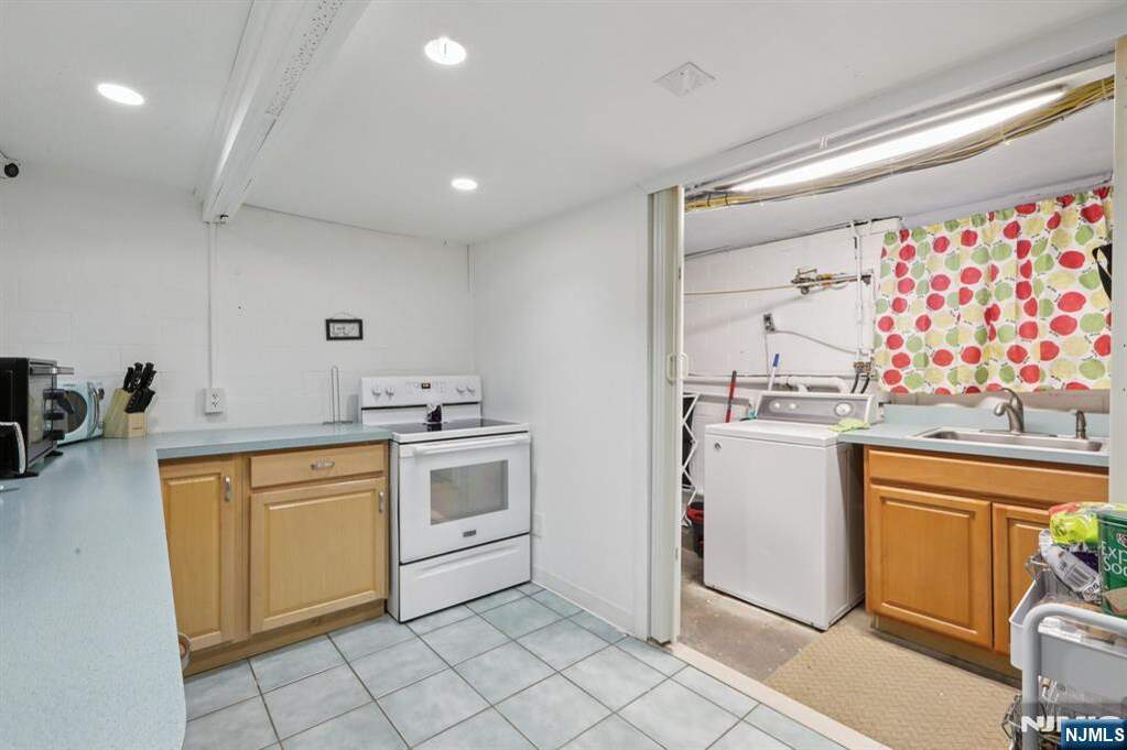 6 Bedroom Multi Unit's Image 38