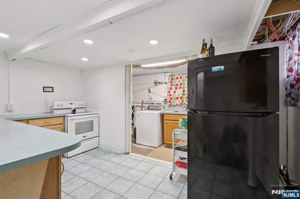 6 Bedroom Multi Unit's Image 39