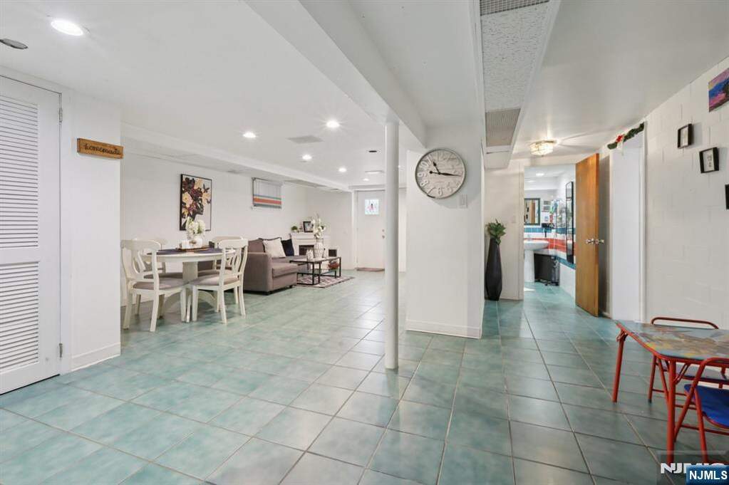 6 Bedroom Multi Unit's Image 42