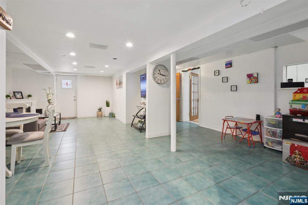 6 Bedroom Multi Unit's Image 43