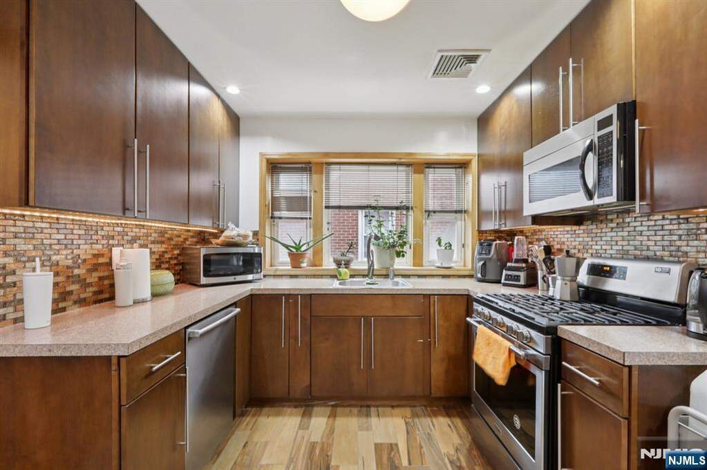6 Bedroom Multi Unit's Image 3