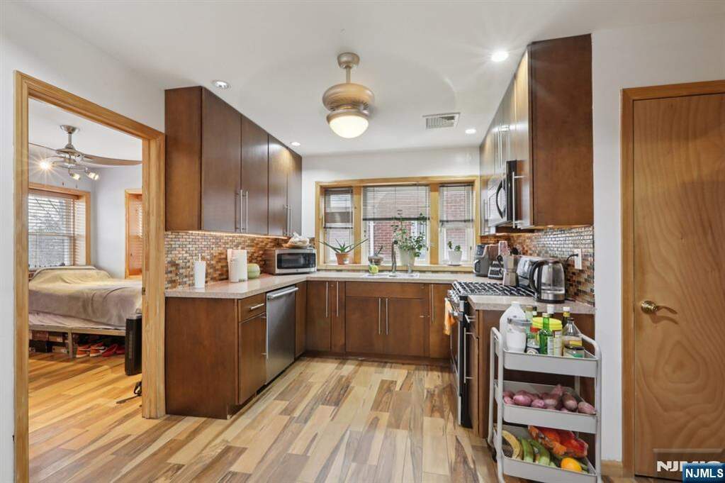 6 Bedroom Multi Unit's Image 4