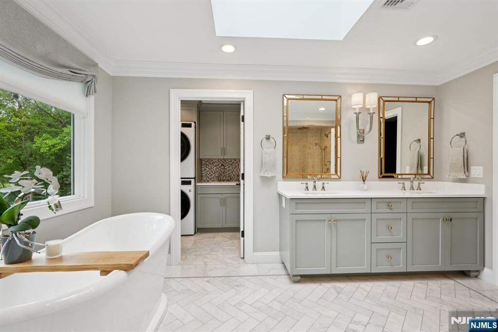 4 Bedroom Single Family Home/House's Image 32