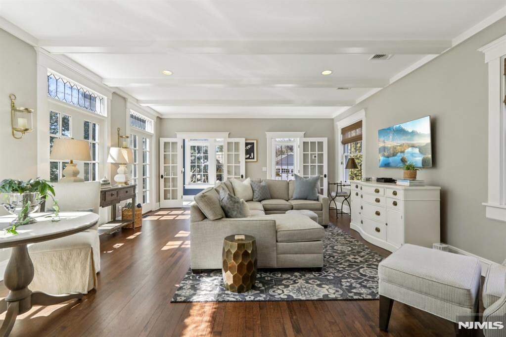 5 Bedroom Single Family Home/House's Image 9
