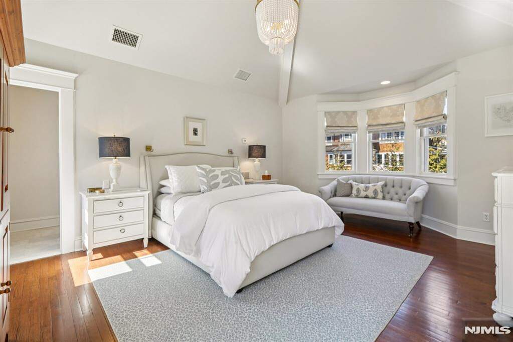5 Bedroom Single Family Home/House's Image 16