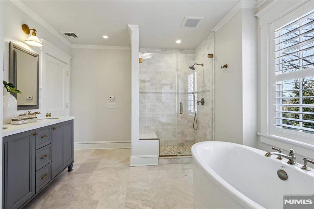 5 Bedroom Single Family Home/House's Image 17