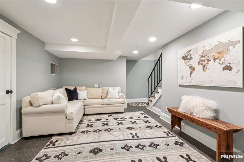 5 Bedroom Single Family Home/House's Image 26