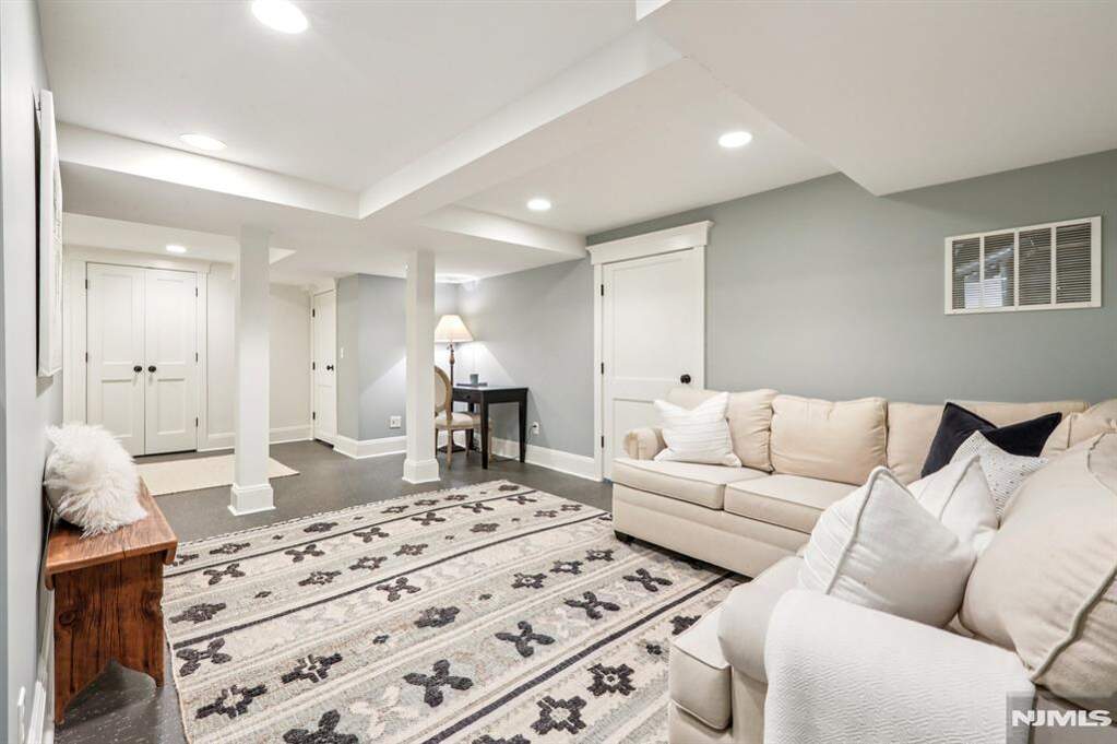 5 Bedroom Single Family Home/House's Image 27