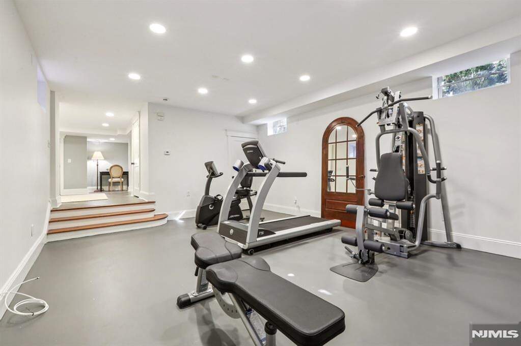 5 Bedroom Single Family Home/House's Image 28