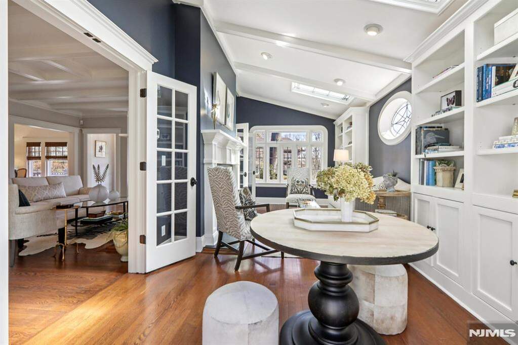 5 Bedroom Single Family Home/House's Image 3