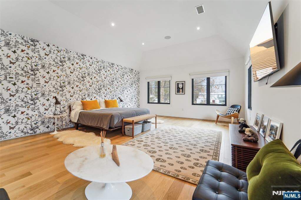 5 Bedroom Single Family Home/House's Image 15