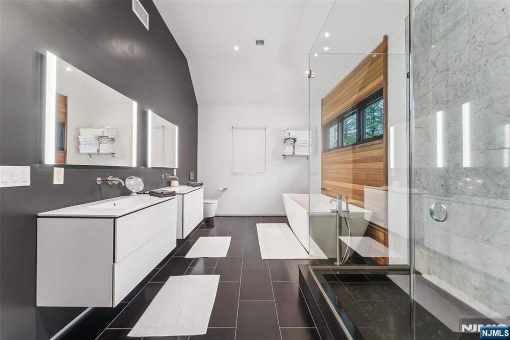 5 Bedroom Single Family Home/House's Image 16