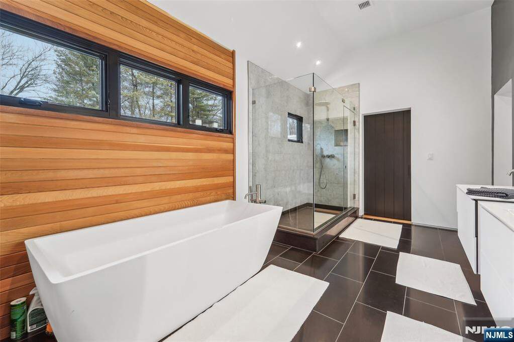 5 Bedroom Single Family Home/House's Image 17