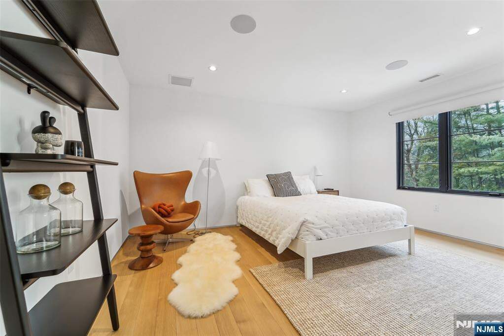 5 Bedroom Single Family Home/House's Image 18