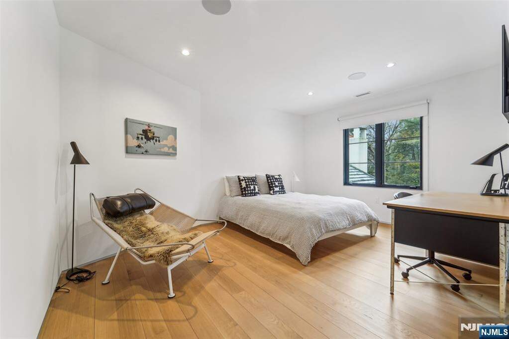 5 Bedroom Single Family Home/House's Image 20