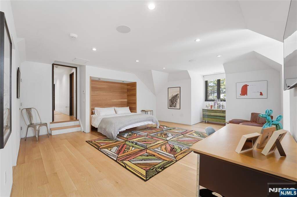 5 Bedroom Single Family Home/House's Image 21