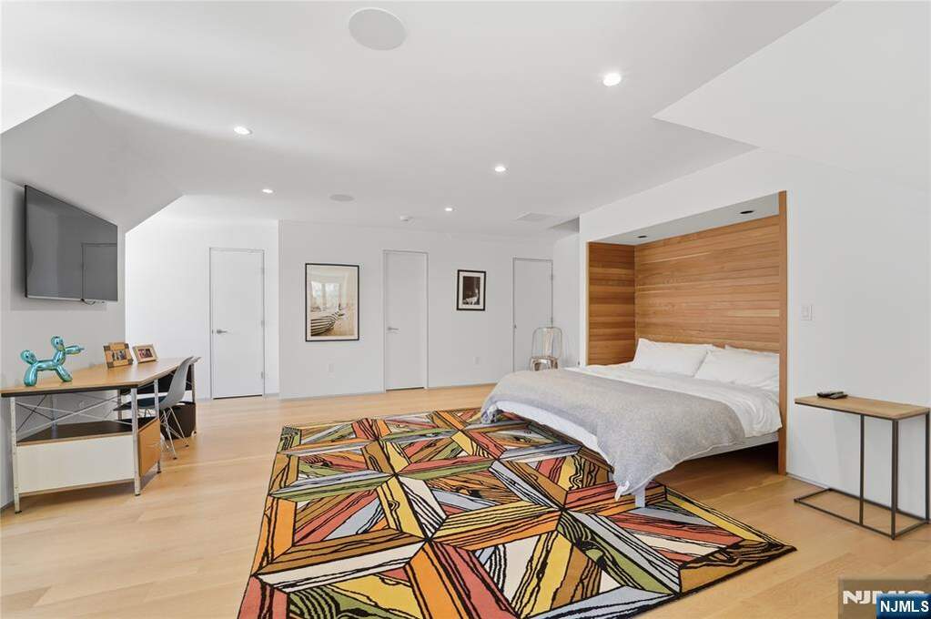 5 Bedroom Single Family Home/House's Image 22