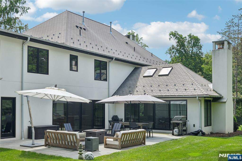5 Bedroom Single Family Home/House's Image 29