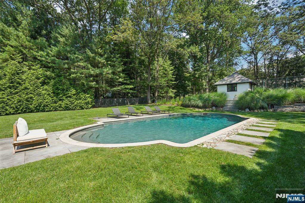 5 Bedroom Single Family Home/House's Image 32