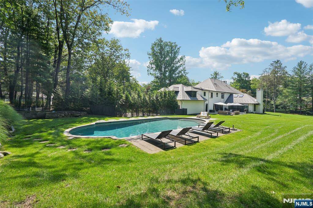 5 Bedroom Single Family Home/House's Image 33