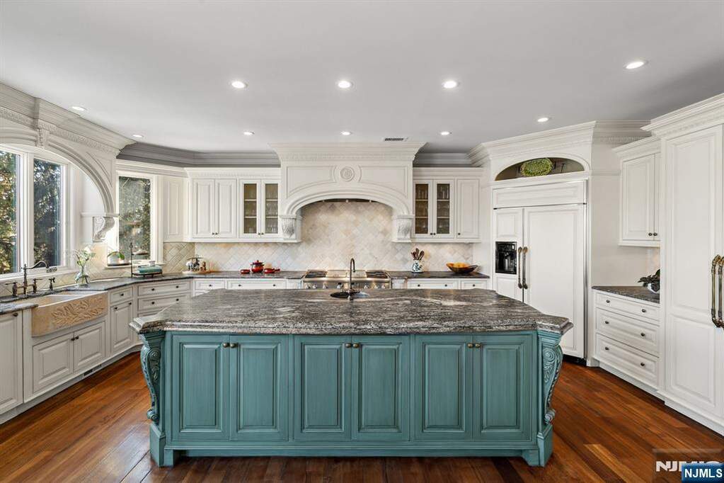 5 Bedroom Single Family Home/House's Image 14