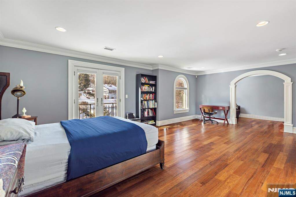 5 Bedroom Single Family Home/House's Image 28